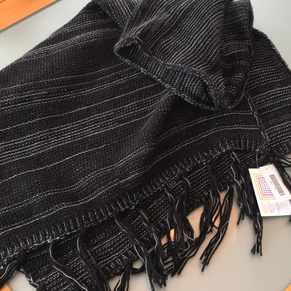 NWT LuLaRoe Mimi poncho black and white
